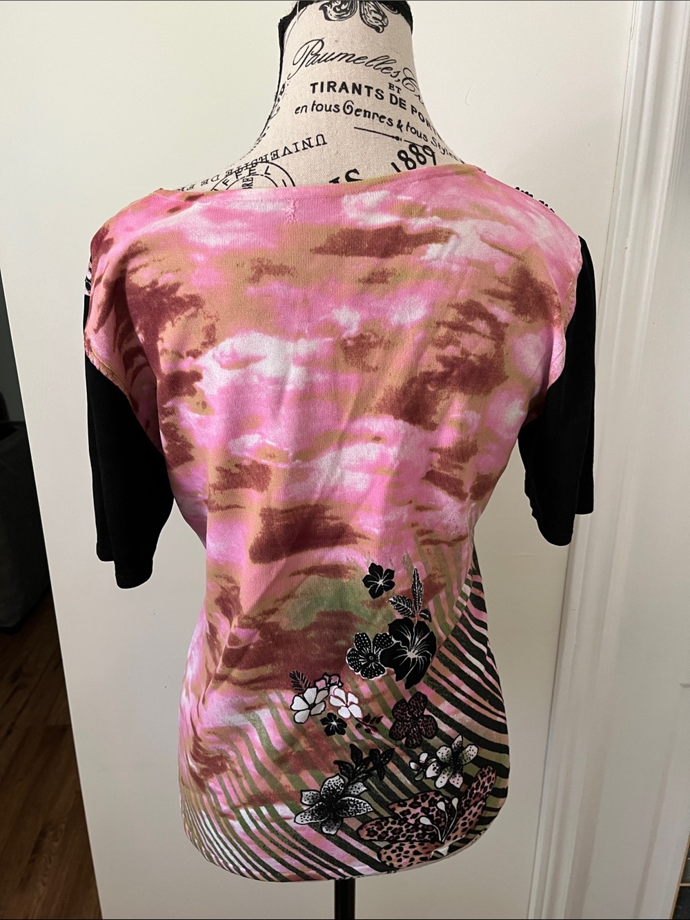 😃Floral Scoop Neck Short Sleeve Top in Pink and Black - Picture 5 of 10